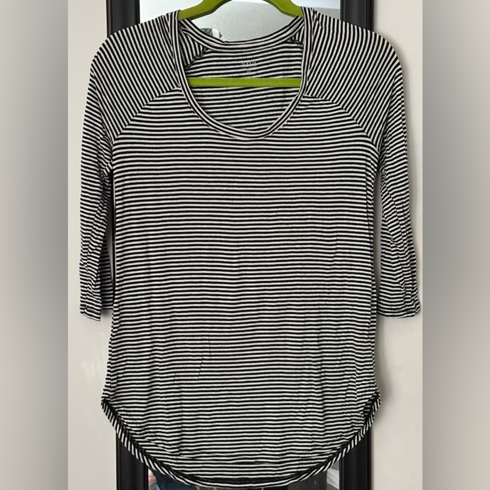 Light weight soft quarter length sleeve top great for travel and layering.